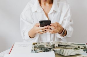 Learn How to Turn Off an iPhone with These Four Different Methods